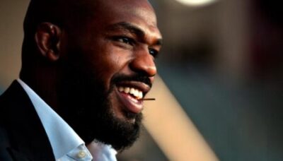 Jon Jones rozdával bundy bezdomovcům v Albuquerque