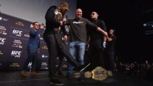 UFC 249: Khabib odkopl Tonyho pás. Setkání Nurmagomedova a Fergusona tváří v tvář na tiskové konferenci (video)