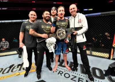 Justin Gaethje zahazuje prozatímní pás šampiona UFC (video)