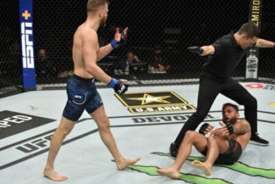 UFC 249: Calvin Kattar tvrdým loktem knokautoval Jeremyho Stephense (video)