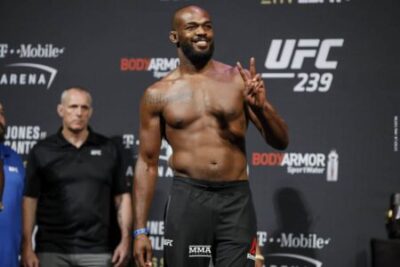 Jon Jones se vzdal pásu šampiona polotěžké váhy UFC