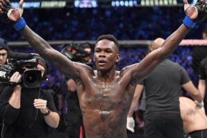 Výsledky oficiálního vážení před UFC 259. Israel Adesanya dorazil na váhu s pizzou