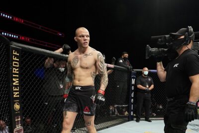 UFC 261: Anthony Smith vítězí díky zranění Jimmyho Cruta