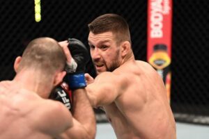 Mateusz Gamrot knokautoval Scotta Holtzmana a připsal si svou první výhru v UFC