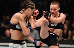 UFC 261: Rose Namajunas fenomenálním kopem ukončila Weili Zhang a stala se šampionkou UFC!