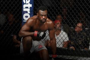 Uriah Hall se stal prvním bojovníkem v historii UFC, který zvítězil, aniž na svého soupeře vyslal jediný úder