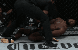 UFC Vegas 34: Jones neodklepal a Kakhramonov ho uškrtil gilotinou ve stoji