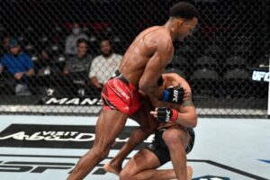 UFC 267: Těžký knokaut kolenem! Lerone Murphy uspal Makwana Amirkhaniho