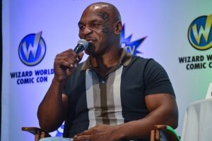 Mike Tyson vystrašil své fanoušky. Objevil se na invalidním vozíku!