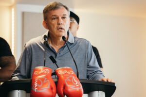 Slavný boxerský trenér Teddy Atlas vysvětluje, proč UFC válcuje box