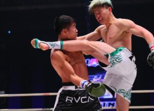 Pravá, levá, pravá a pak vyletělo koleno! Tvrdý knokaut na galavečeru Rizin 34